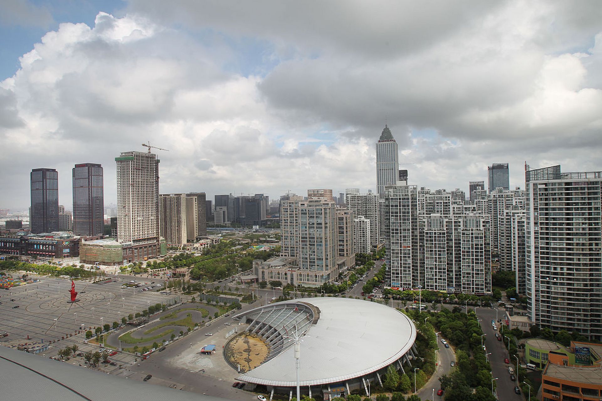 镜头里的春天# 南宁人民广场旅游,位于南宁市中心,集文化娱乐休闲于