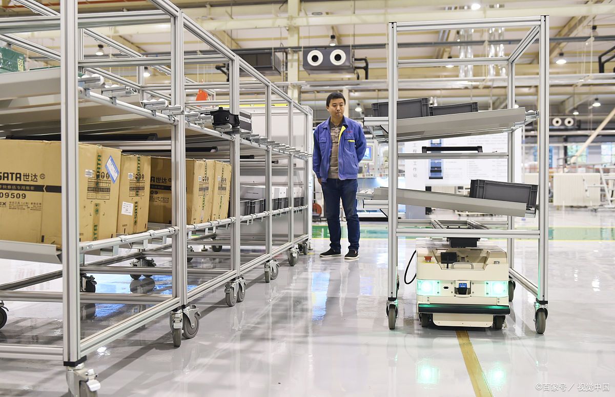 各种机械手臂不停地摆动,各种物料在自动化流水线上流动,各种智能吊挂