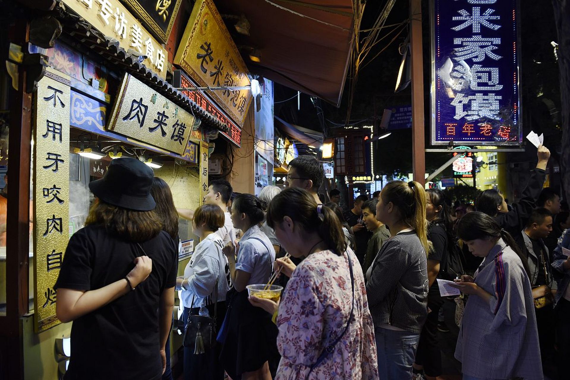 回民街是西安非常有名的美食夜市,因为地理位置极好(地处市中心),这里