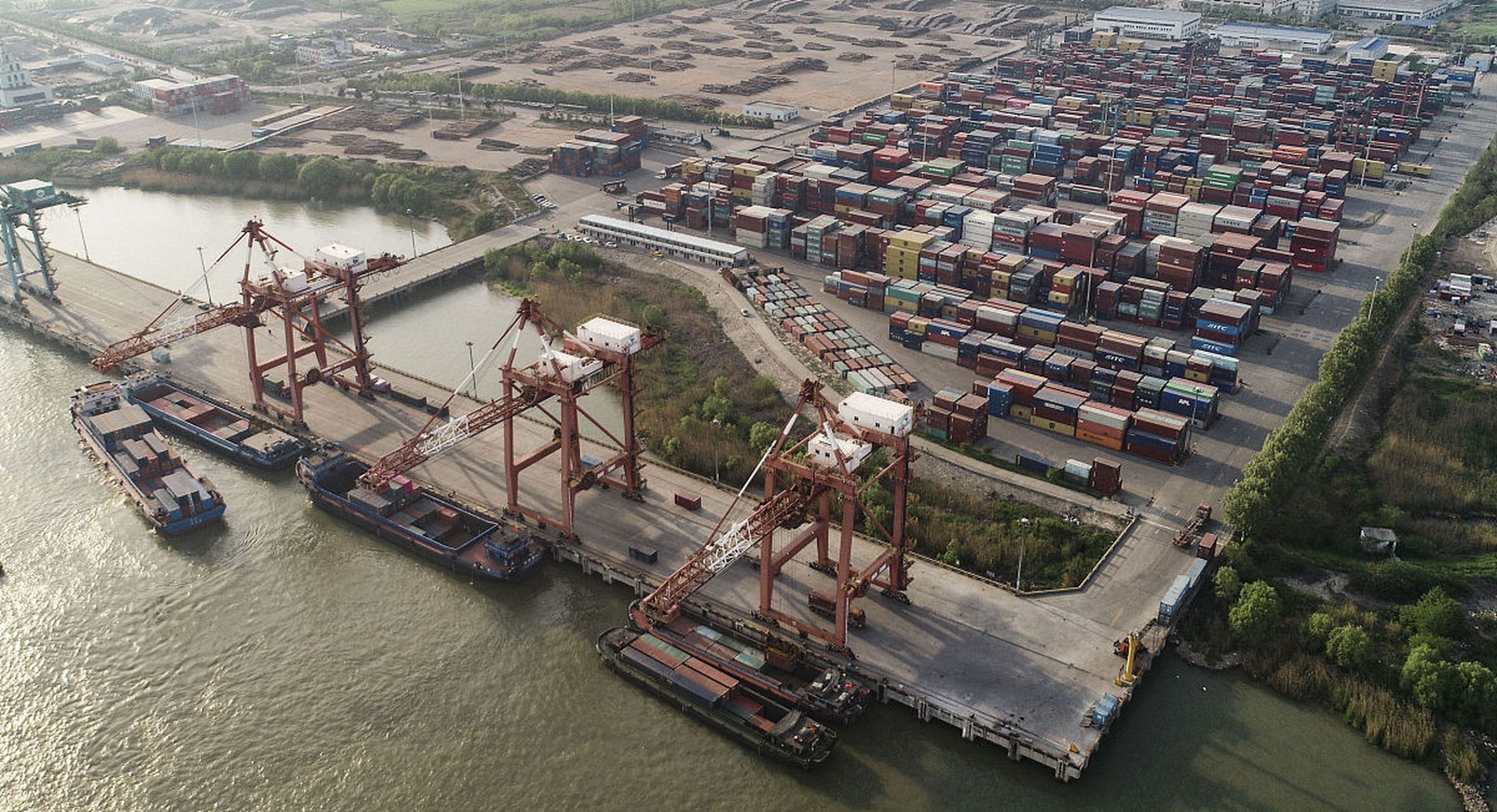 苏州港位于江苏苏州,地处长江入海口,由张家港,常熟和太仓三港区组成.