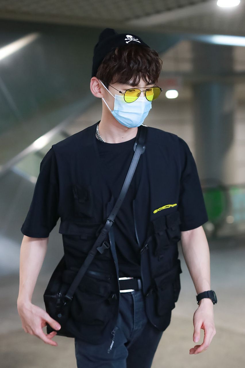 白敬亭的帽子,真的仅仅只是为了装饰吧!这样戴帽子,真的好看吗?