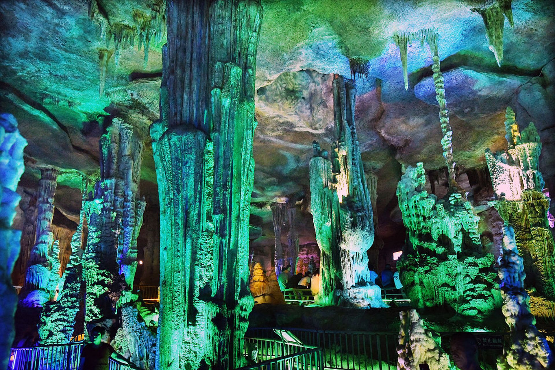 新化梅山龙宫位于湖南省娄底市新化县,是一个集自然景观,历史文化