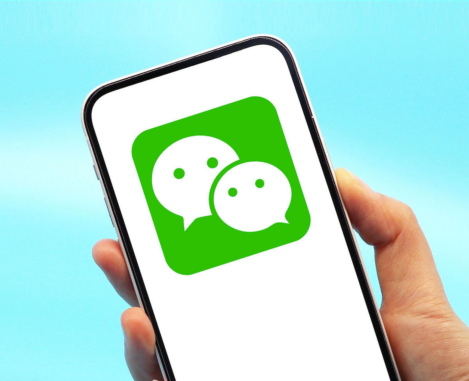 要设置微信的打招呼功能,需打开微信并登录账号,进入"我"页面和"设置"