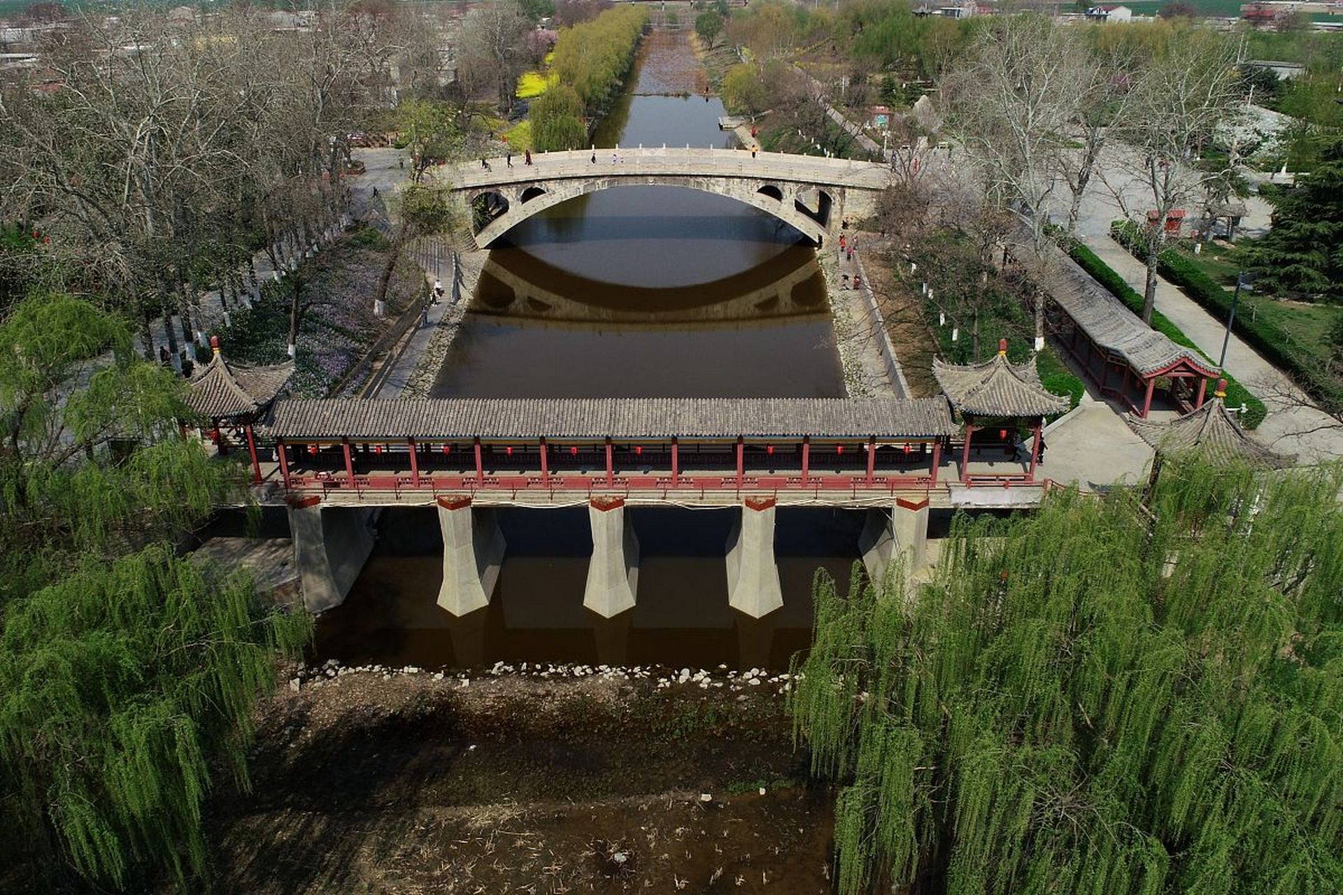 心定西再出发#定西灞陵桥公园是定西市内著名的旅游景点之一,这个