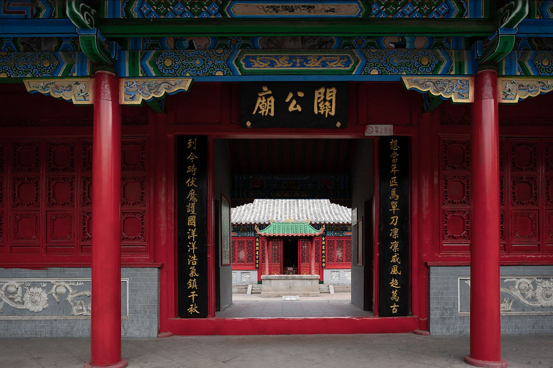 中国古建筑四合院,大门形式之王府大门  王府大门是大门中的最高级别.