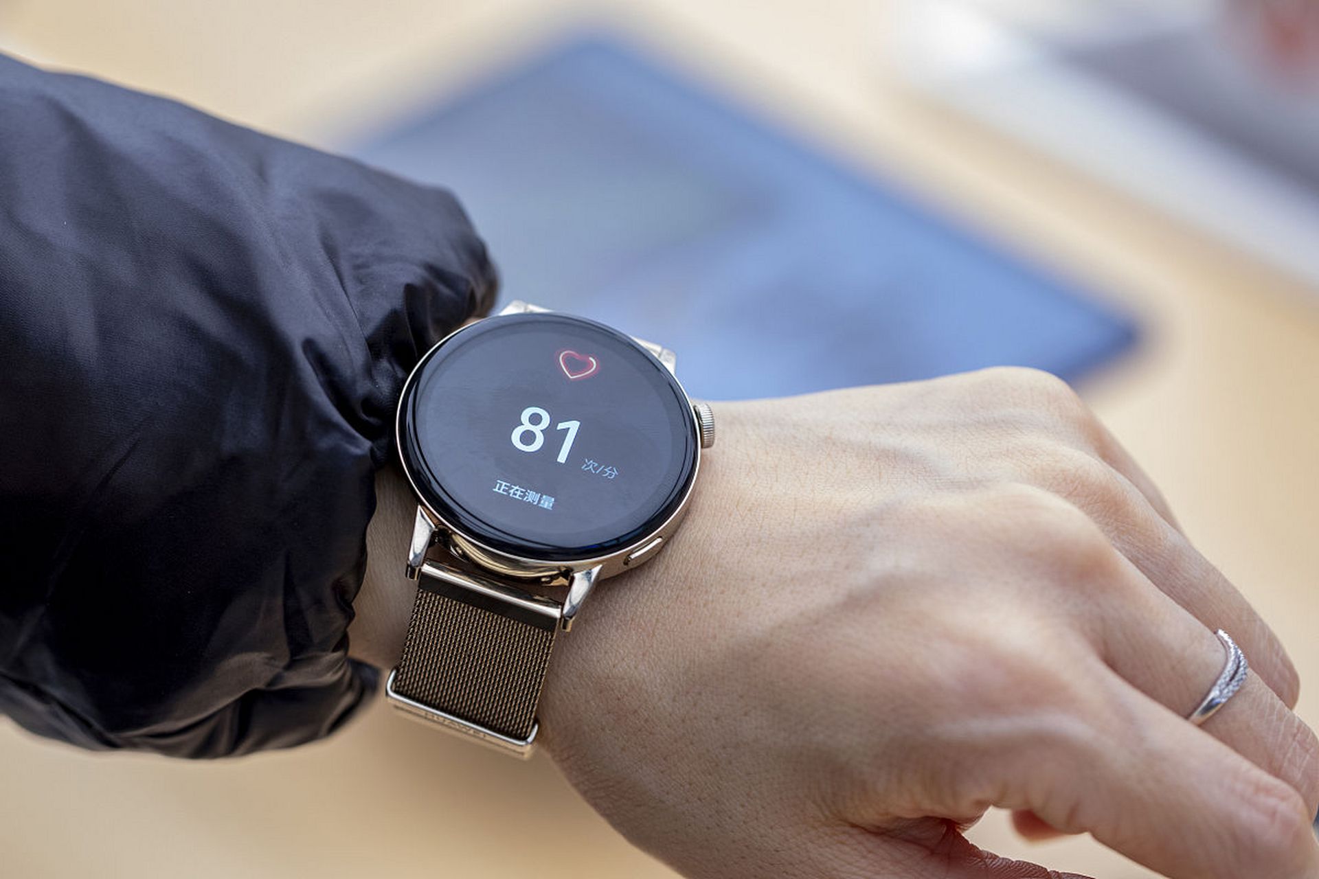 华为这是要绝了瑞士人的生意.