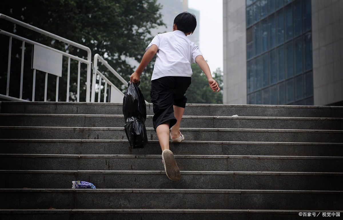 我孩子目前上初一快4个月了,还是不适应初中的生活,每天早晨6