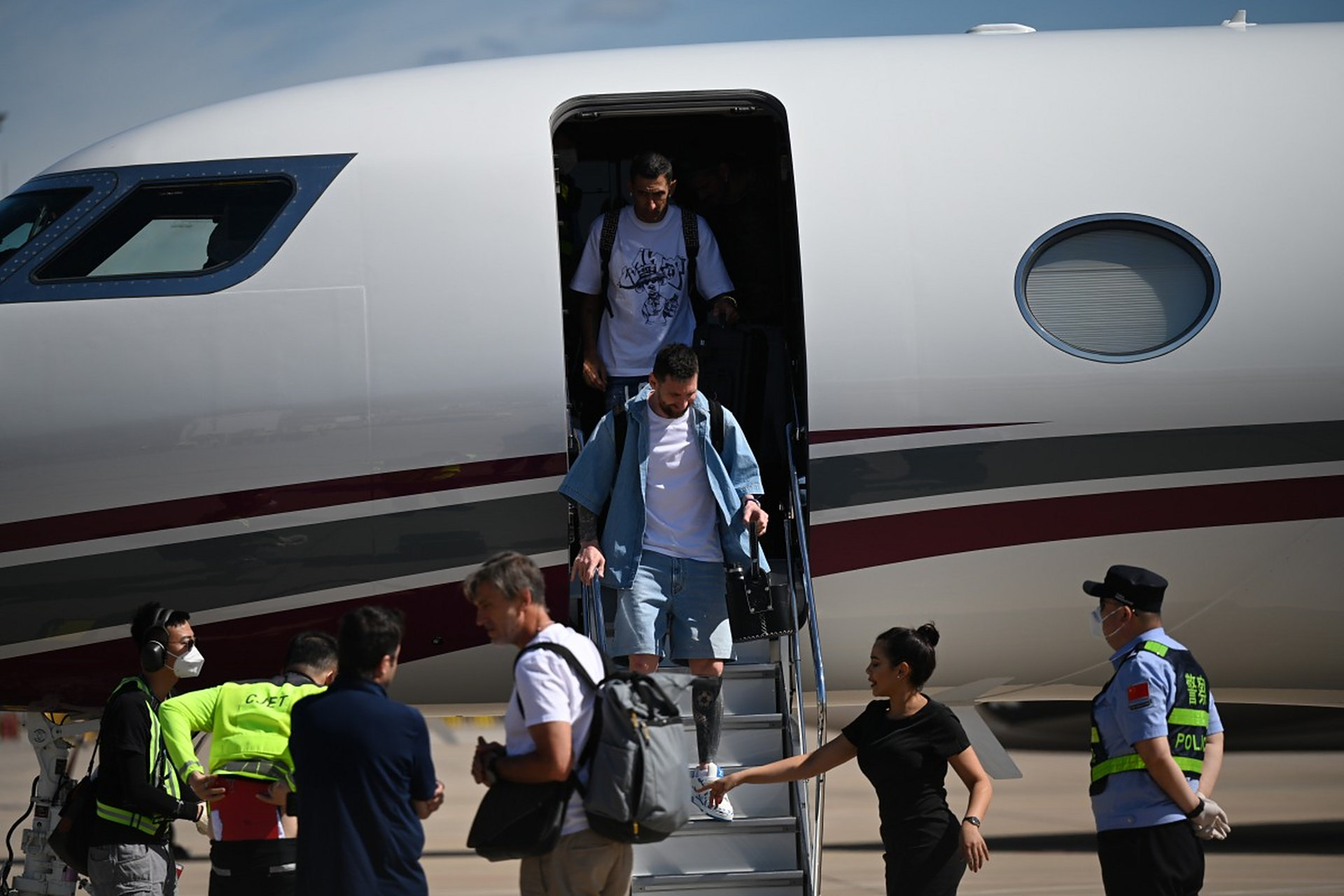 据悉,6月10日9时20分左右,梅西的私人飞机已经在北京落地,梅西将开启