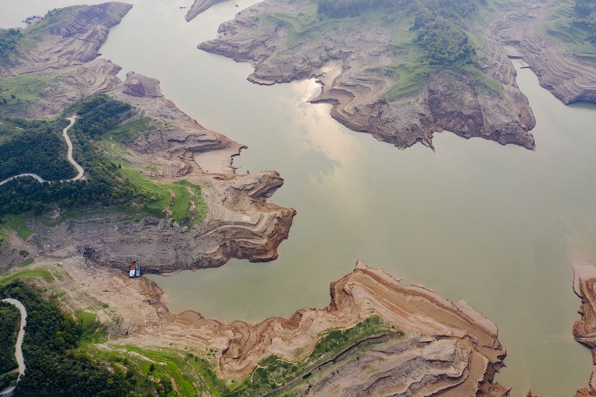 黄河小浪底风景区位于河南省洛阳市孟津区,是集自然景观,人文景观和水