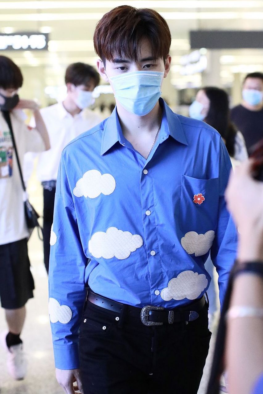 任豪也是内娱公认的五边形塌房战士了,r1se还没解散就谈上恋爱了,还被