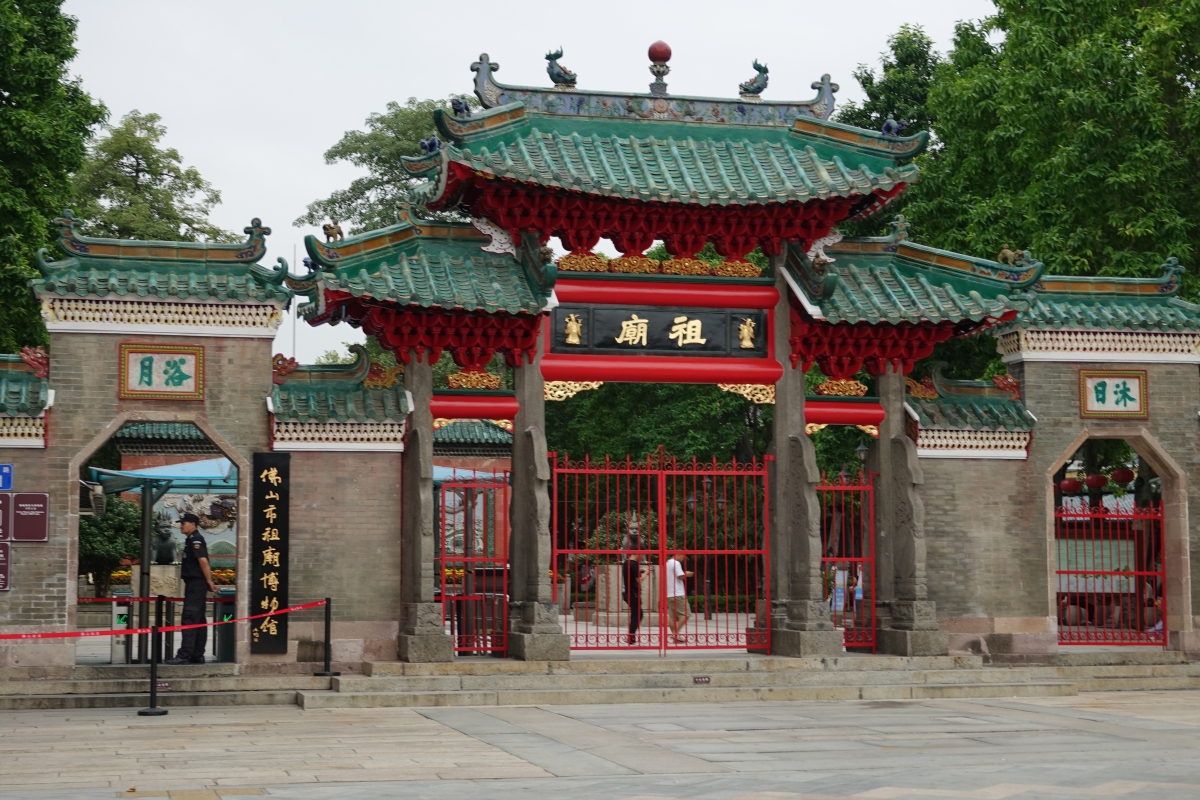 佛山旅游必去的十个热门打卡地:  1,佛山祖庙  2,黄飞鸿纪念馆  3