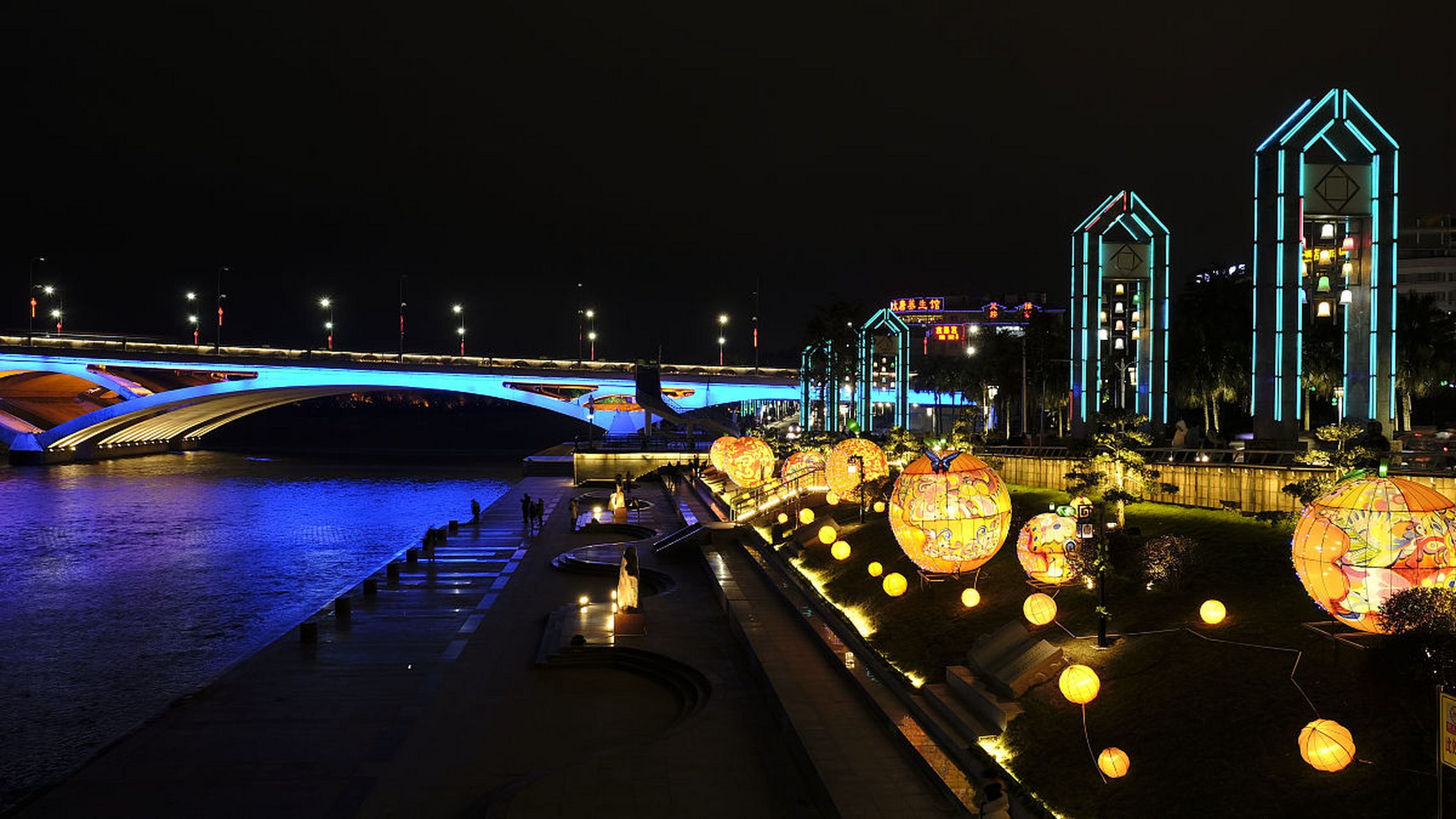 镜头里的春天# 桂林滨江路的夜景确实美得令人心弦.