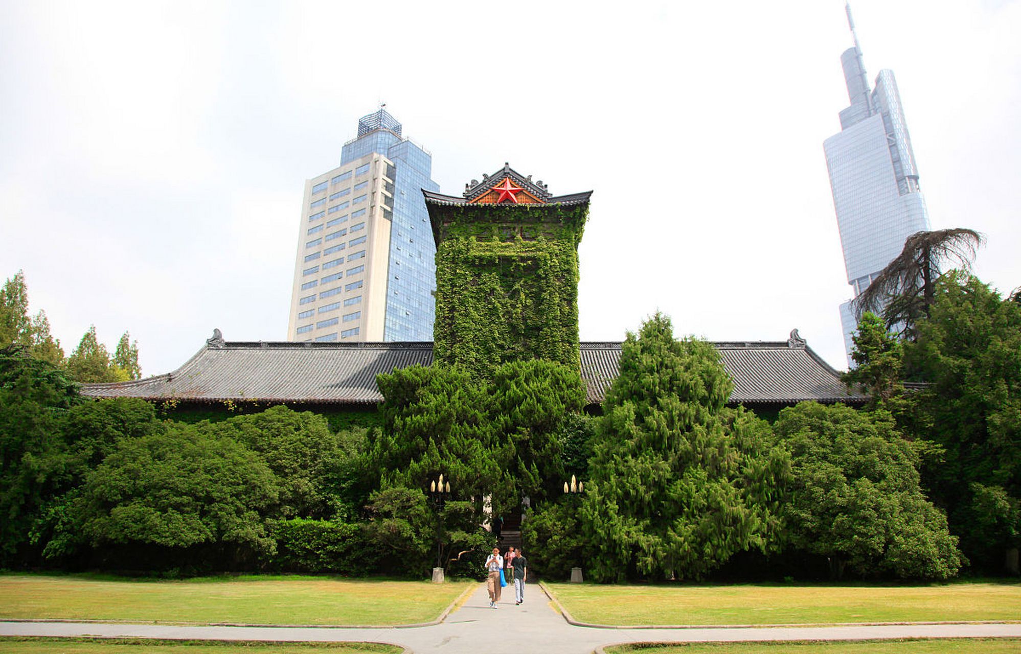 当年东南大学和南京大学都在江北的浦口建新校区,但受制于南京长江