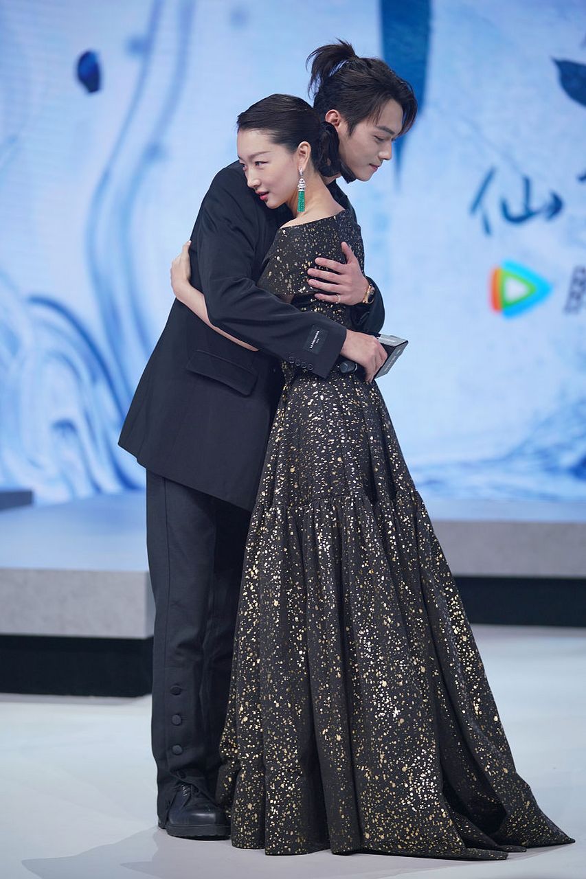 周冬雨和许凯的这个拥抱,怎么有一点,貌合神离的感觉[左捂脸]!