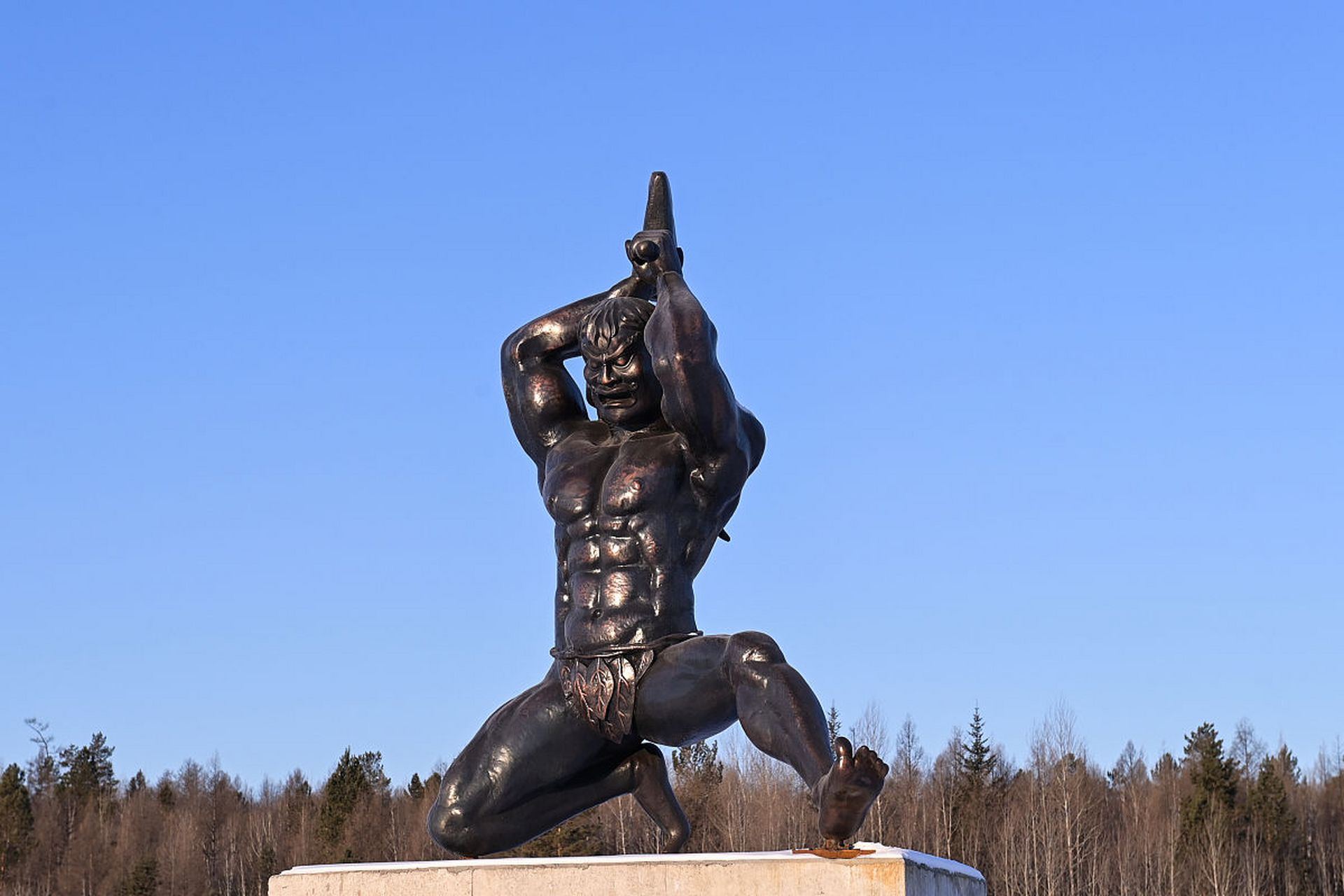 《西游记》开篇词描绘了宇宙混沌状态和盘古开天辟地的伟大历程,表达