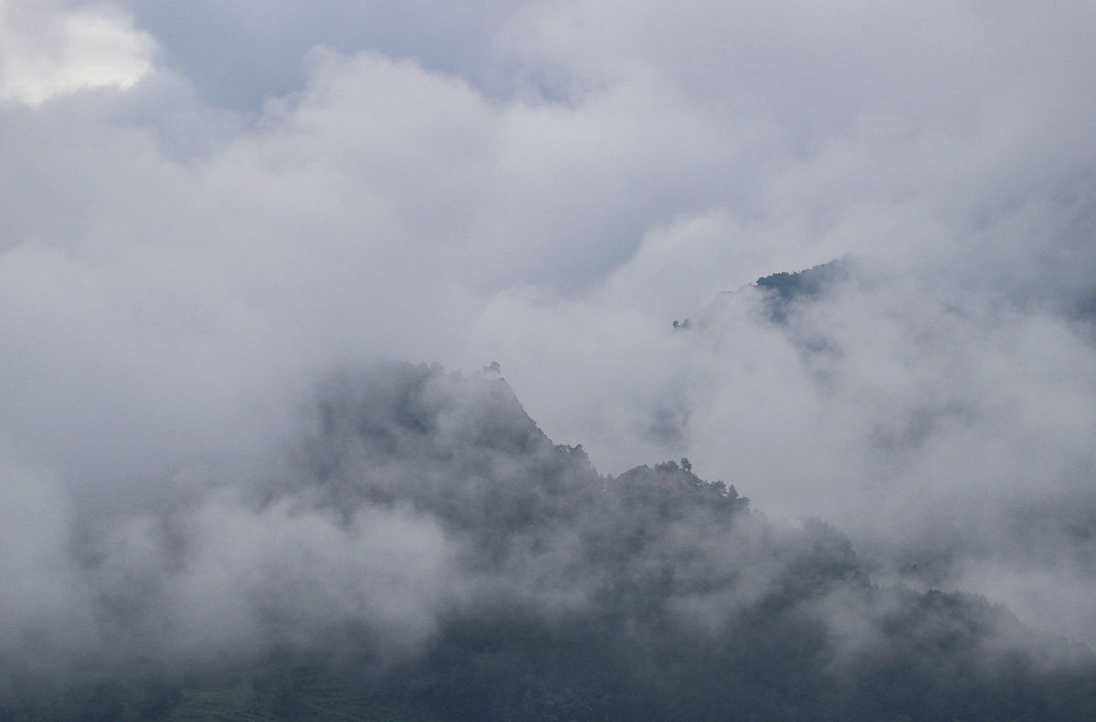 蝶恋花·傍晚过牛山古战场所感 〔现代〕邹謇  雨过云收山色重.