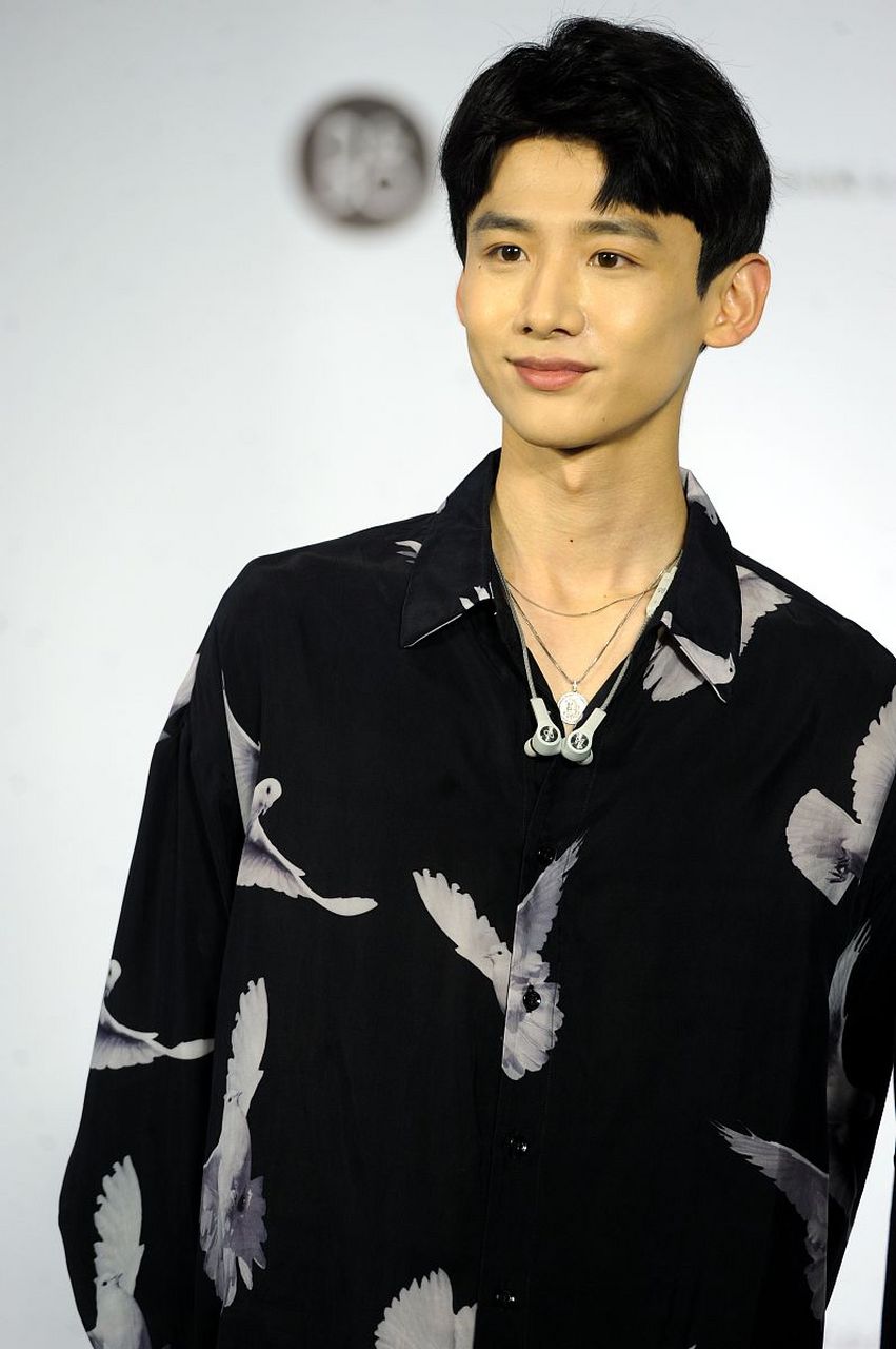 最近网上突然曝出白敬亭和宋轶已经隐婚许久的消息,爆料人自称是从圈