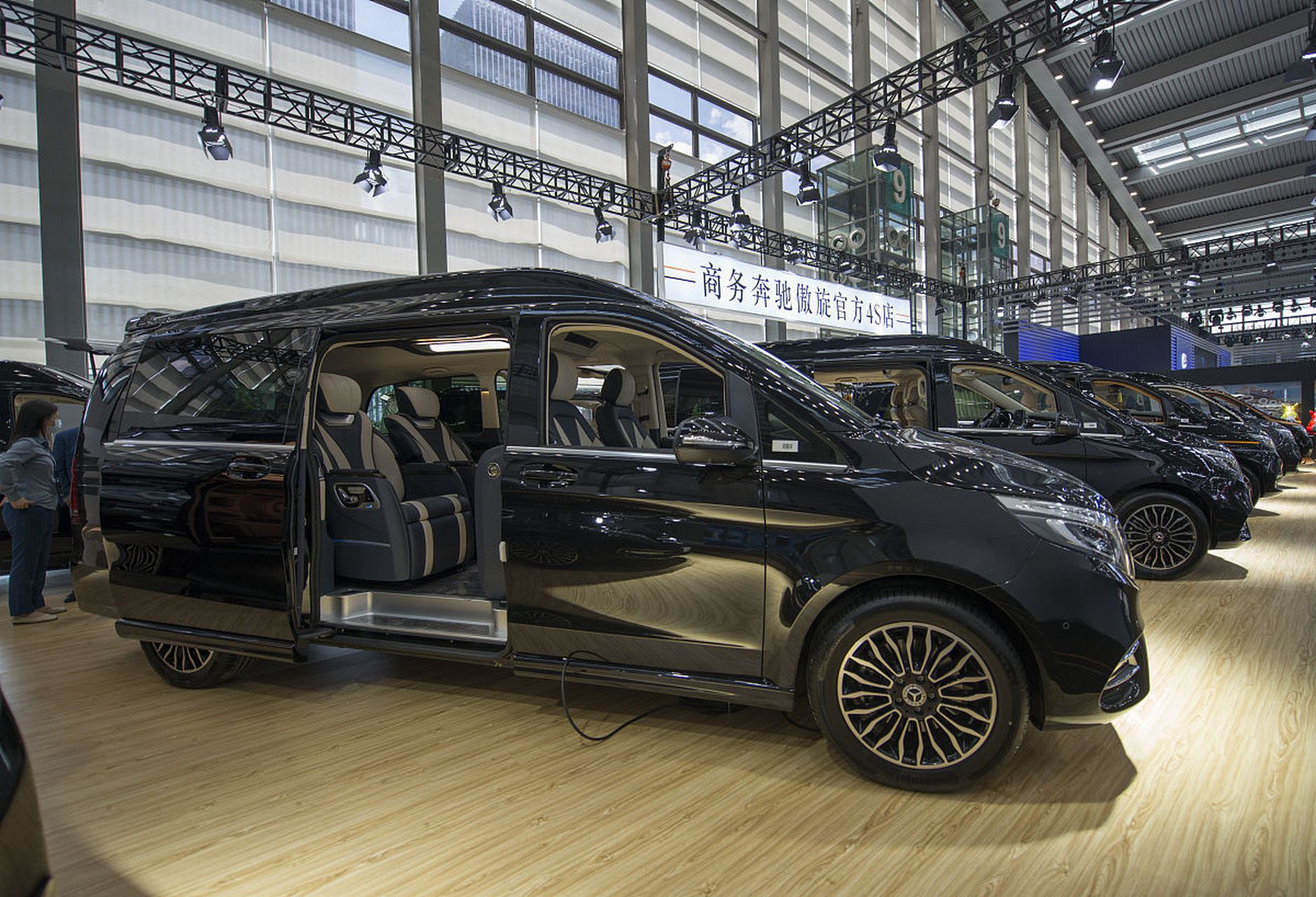 商务租车带司机服务是一种常见的商务出行方式,需要注意服务质量和