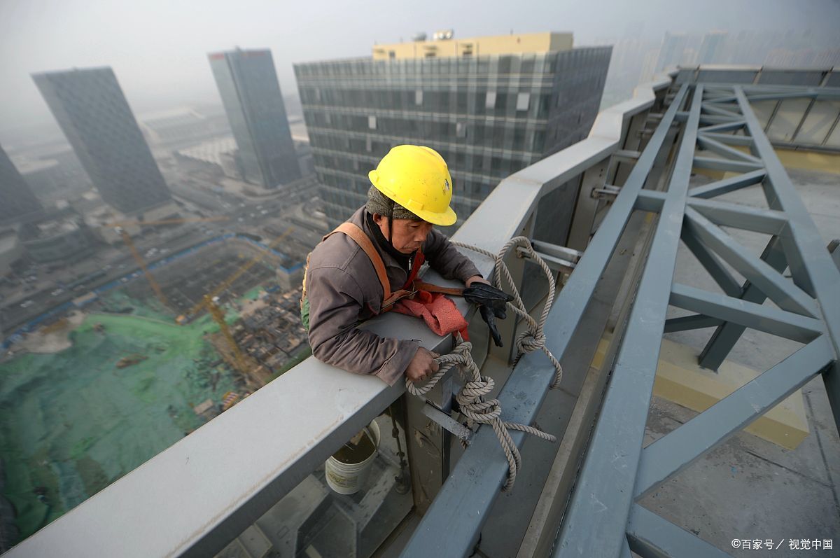 高空作业工资高弄好了月入10000,做不好赔100万从此玩完