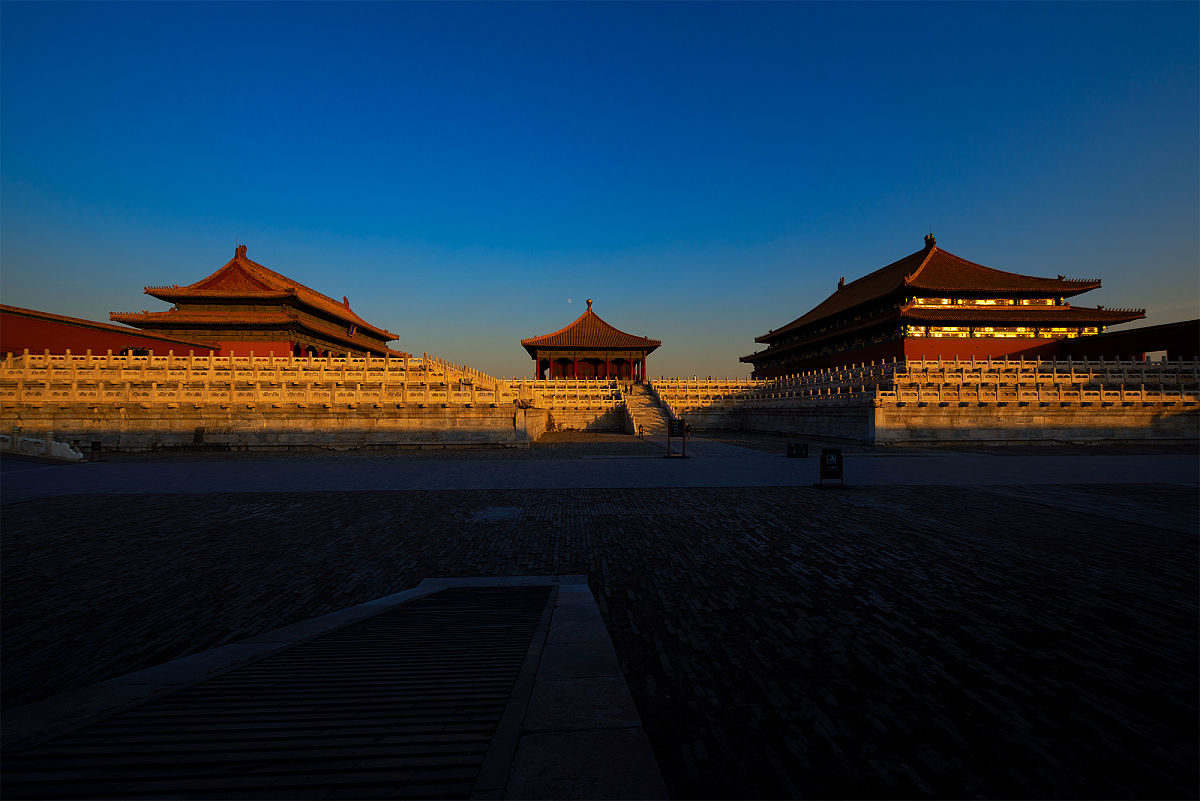 故宫魅力迷人景,蓝天白云头上行雄伟壮观紫荆城,华夏文明照星空