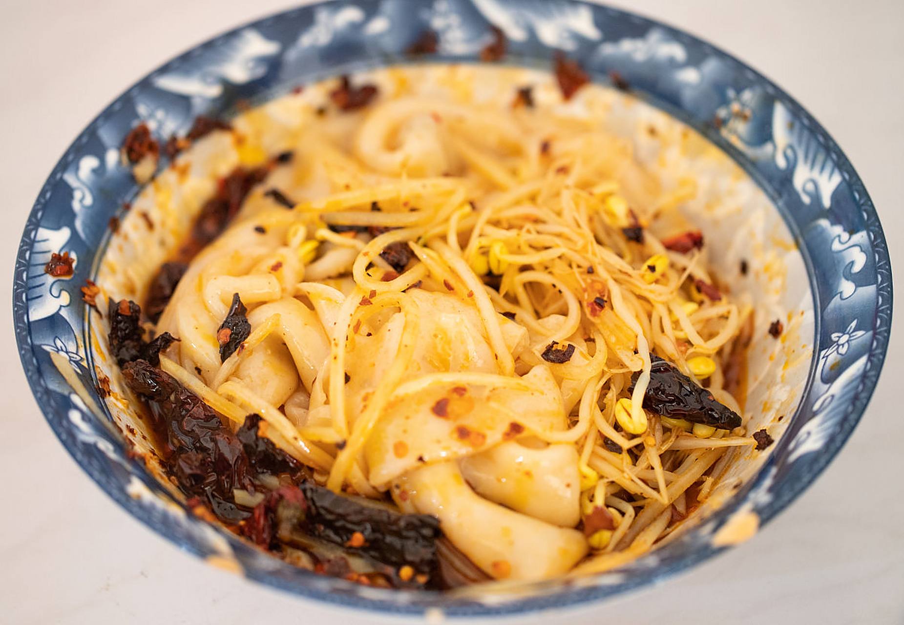 晒晒我的早餐#  汉中人的早饭 刚出锅的热面皮,加上各种调料,烫好的