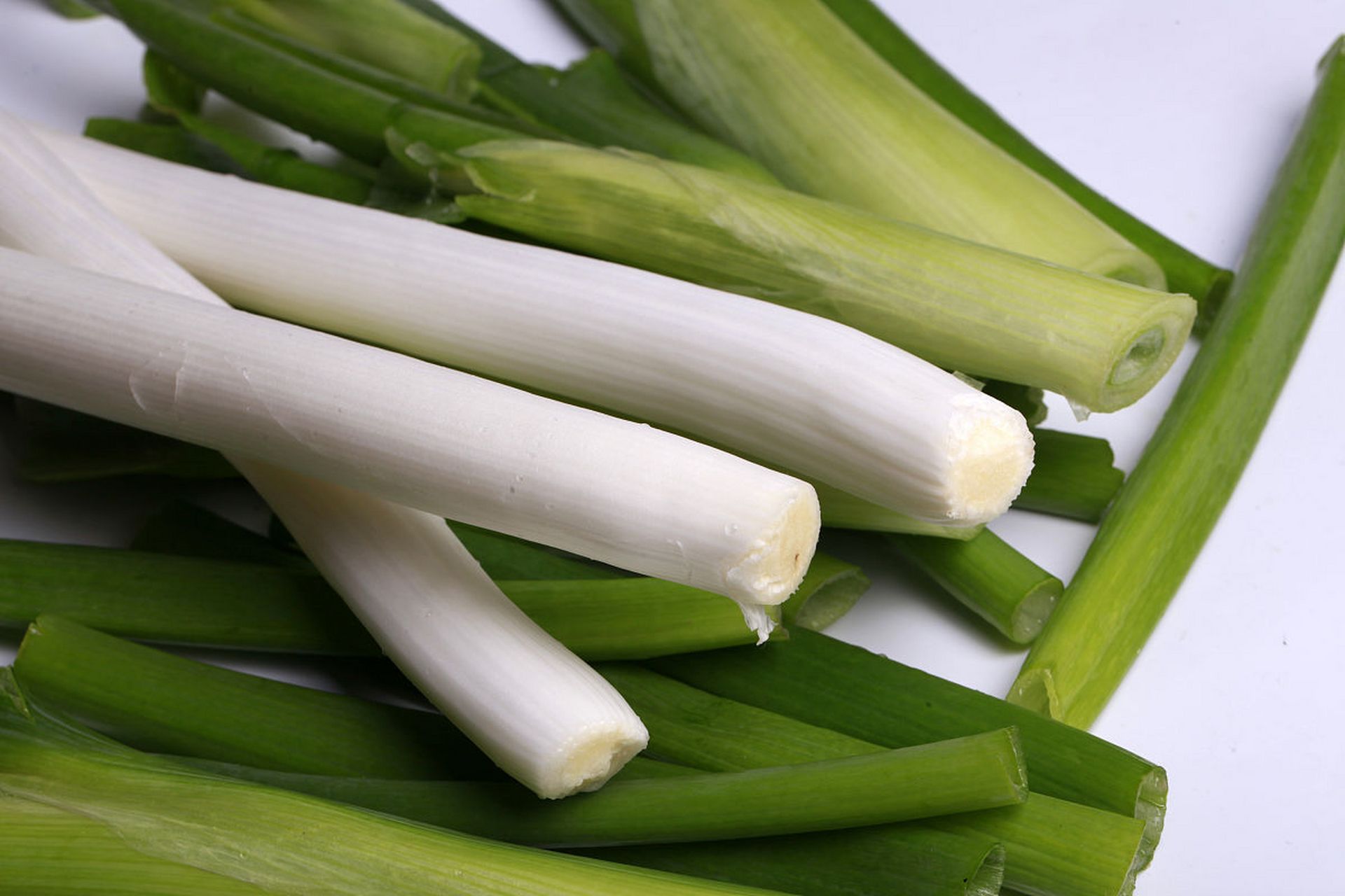 大葱是一种常见的蔬菜,它不仅可以用来调味炒菜,煮汤,还可以作为主料