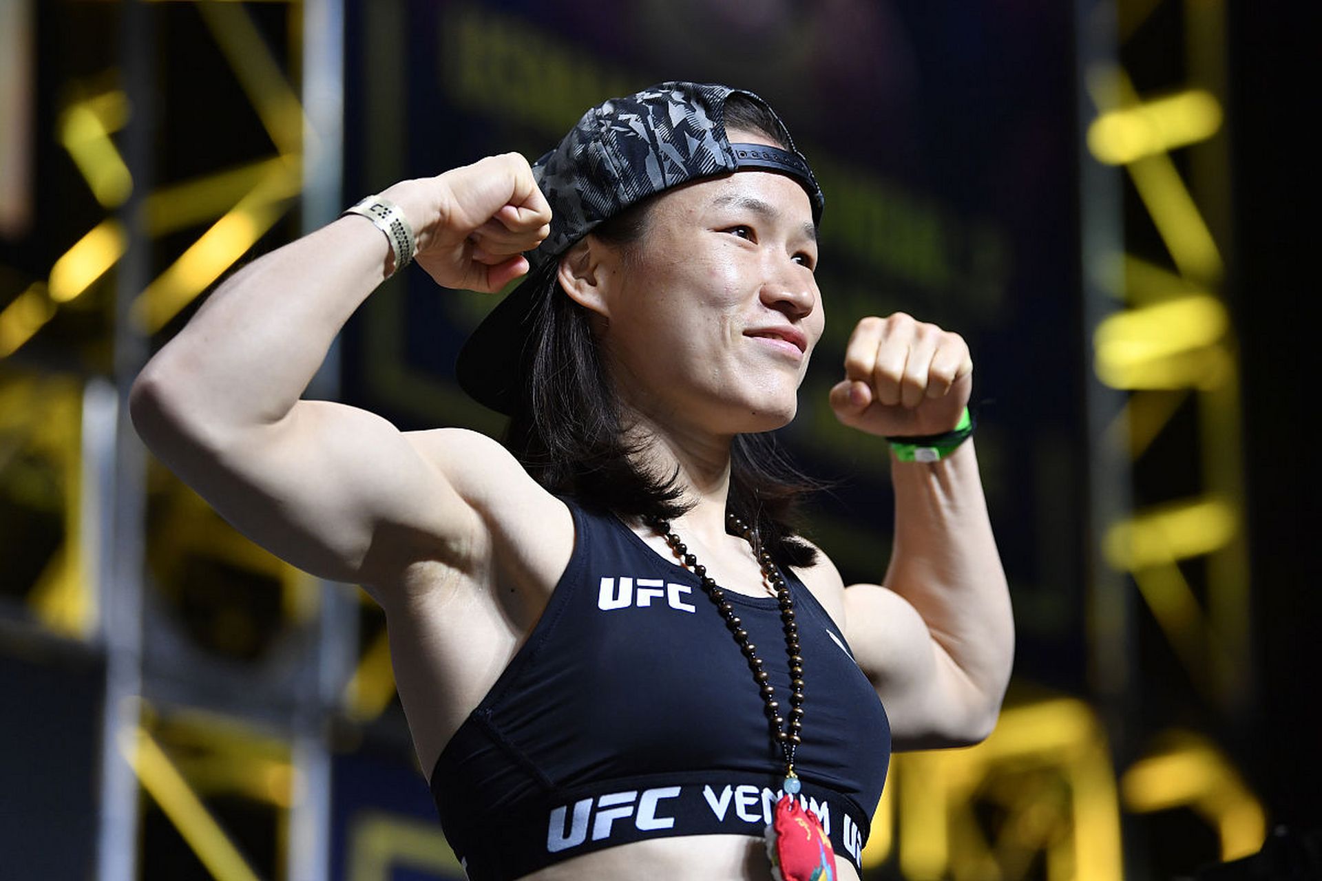 封神之战:中国女武神张伟丽ko安德拉德,四十二秒内斩获ufc世界冠军.