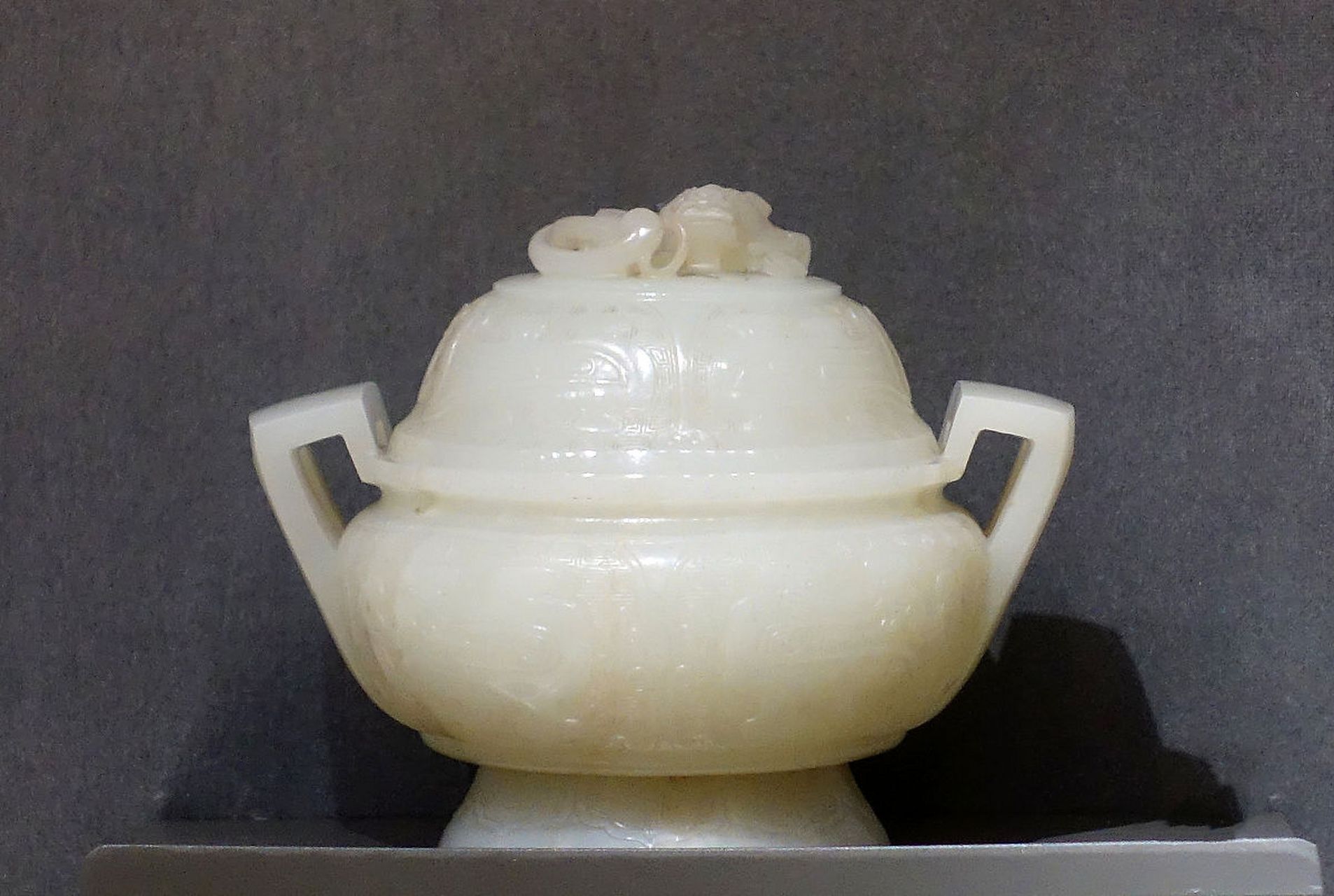 摘要:  和田玉茶壶白玉把把胡,以优质羊脂白玉制成,造型简约大方,线条