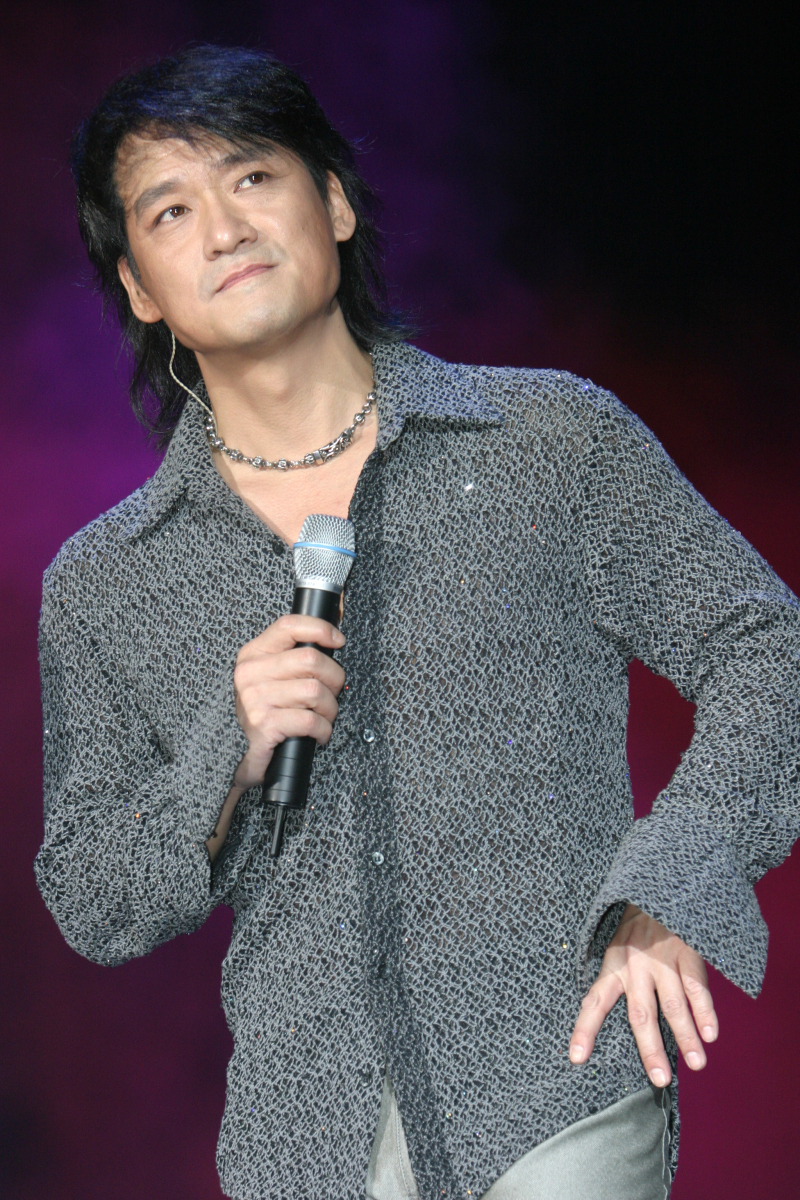 无论是大街小巷,还是学校,商场,甚至是偏远的小 周华健周华健年轻时