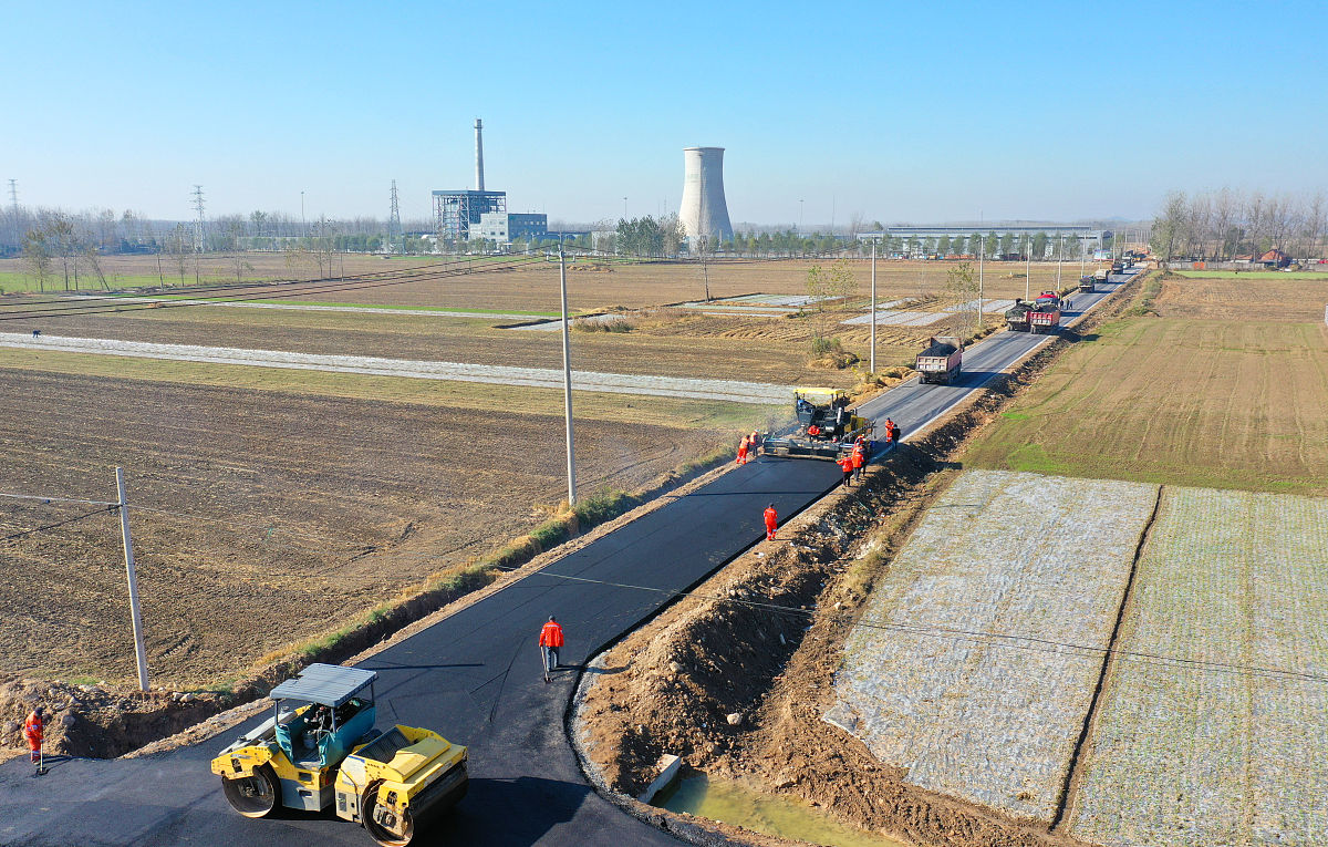 路基或路面表面轮隙位置产生的总垂直变形(总弯沉)或垂直回弹变形