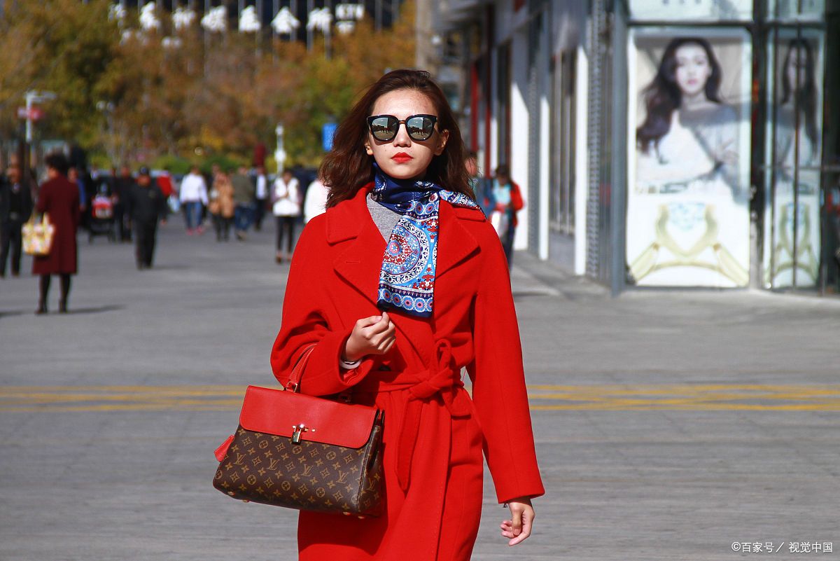 潮流尚新季# 春节出彩穿搭  1 挑选合适的服装款式 春节是一个传偷哪