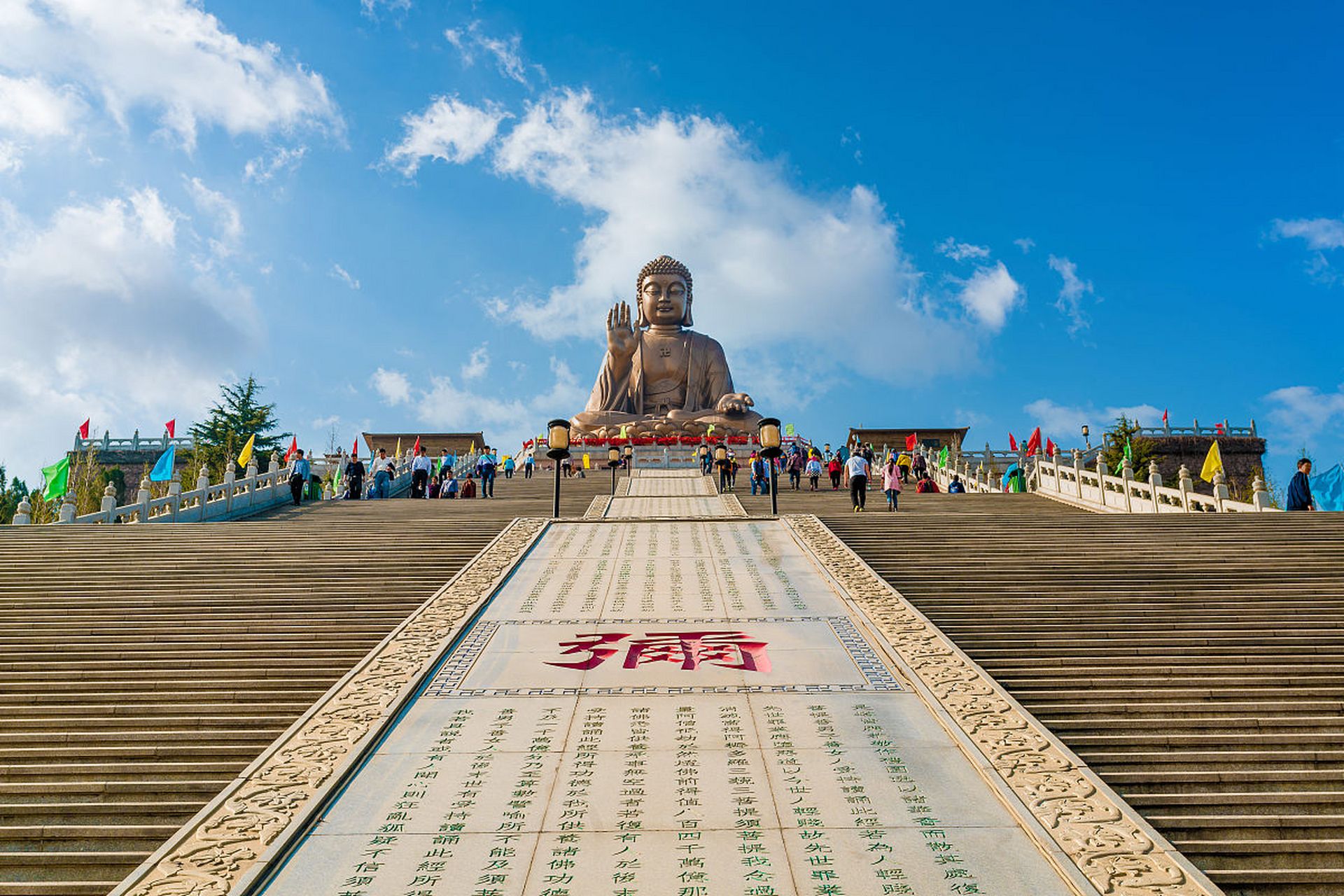 位于山东美丽富饶的龙口市,龙口南山旅游景区是国家aaaaa级景区,地理