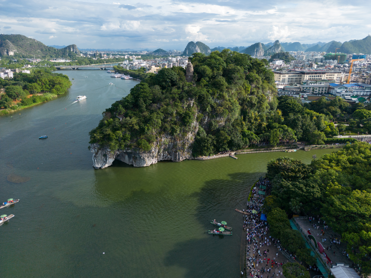 奇观漓江边,象鼻揽月色——探秘桂林象鼻山