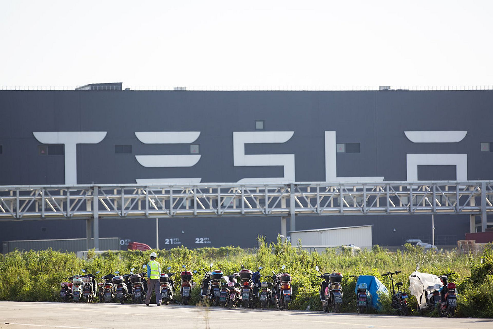 【特斯拉中国工厂普通工人月薪1万块】 据上海临港招聘发布,近日刚刚