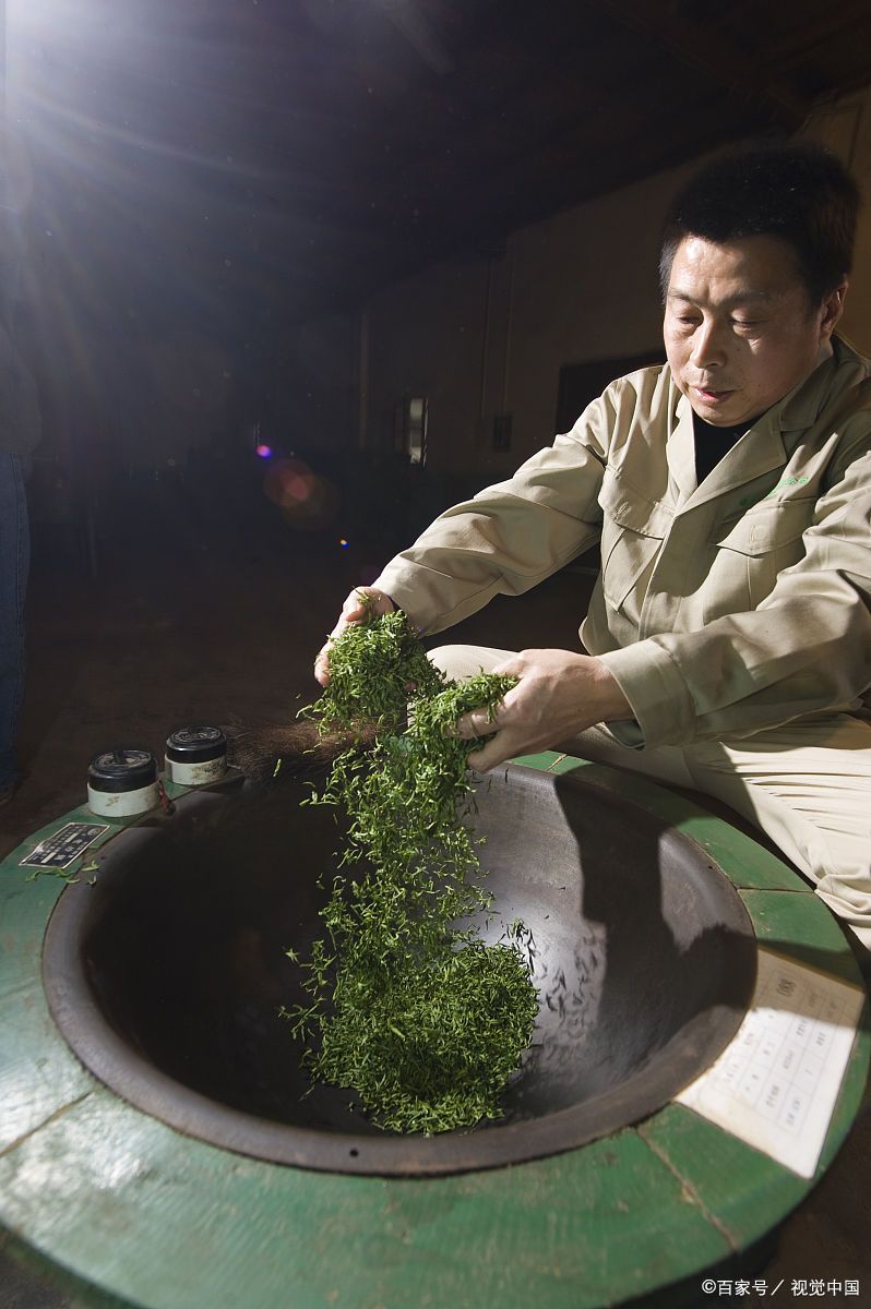 焙火让茶叶增香焙火程度不同将茶分为生茶半熟茶和熟茶三种