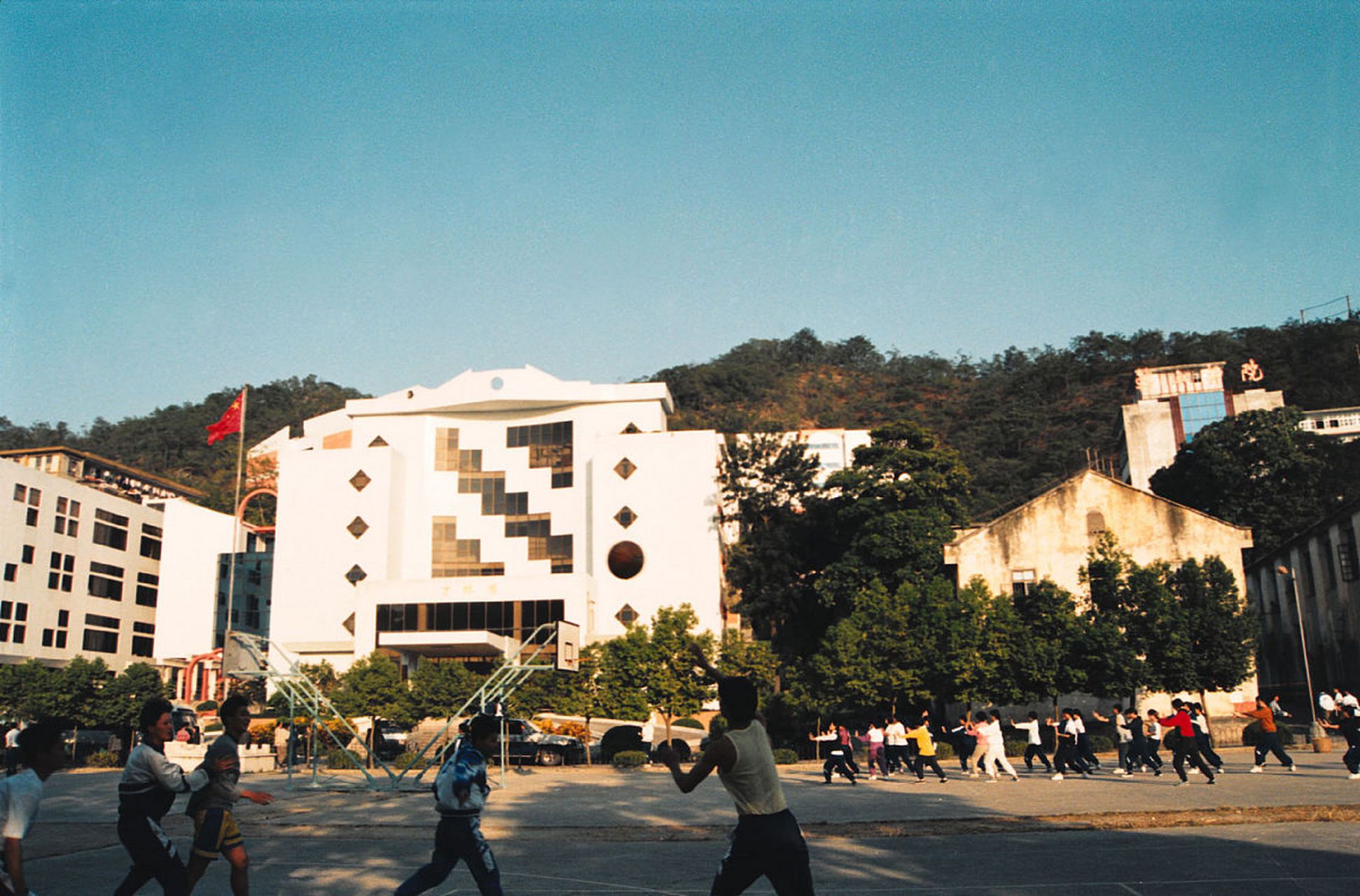 鞍山师范学院校门图片