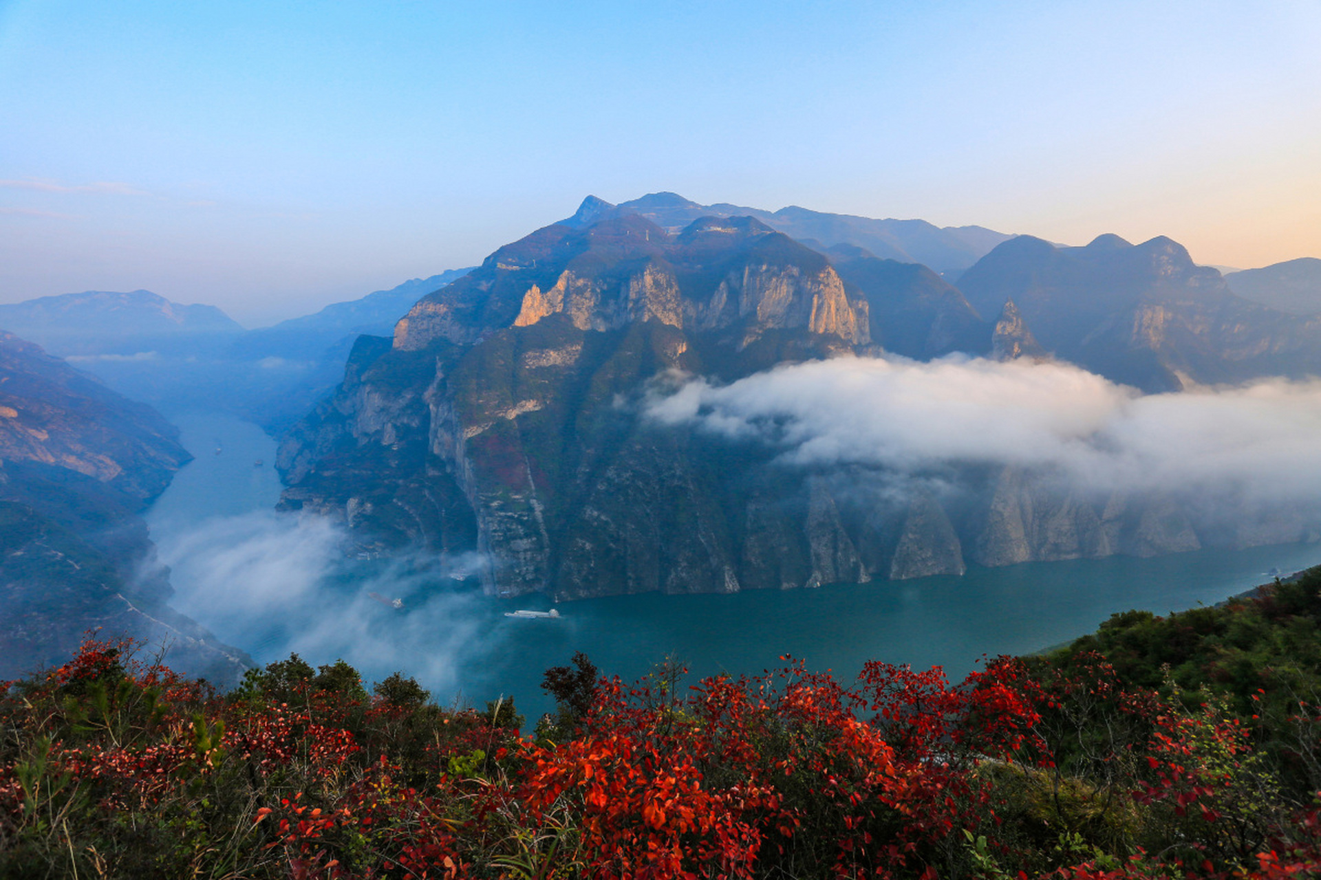 宜昌是湖北省一个美丽的城市,它拥有众多著名的旅游景点,其中最为出名