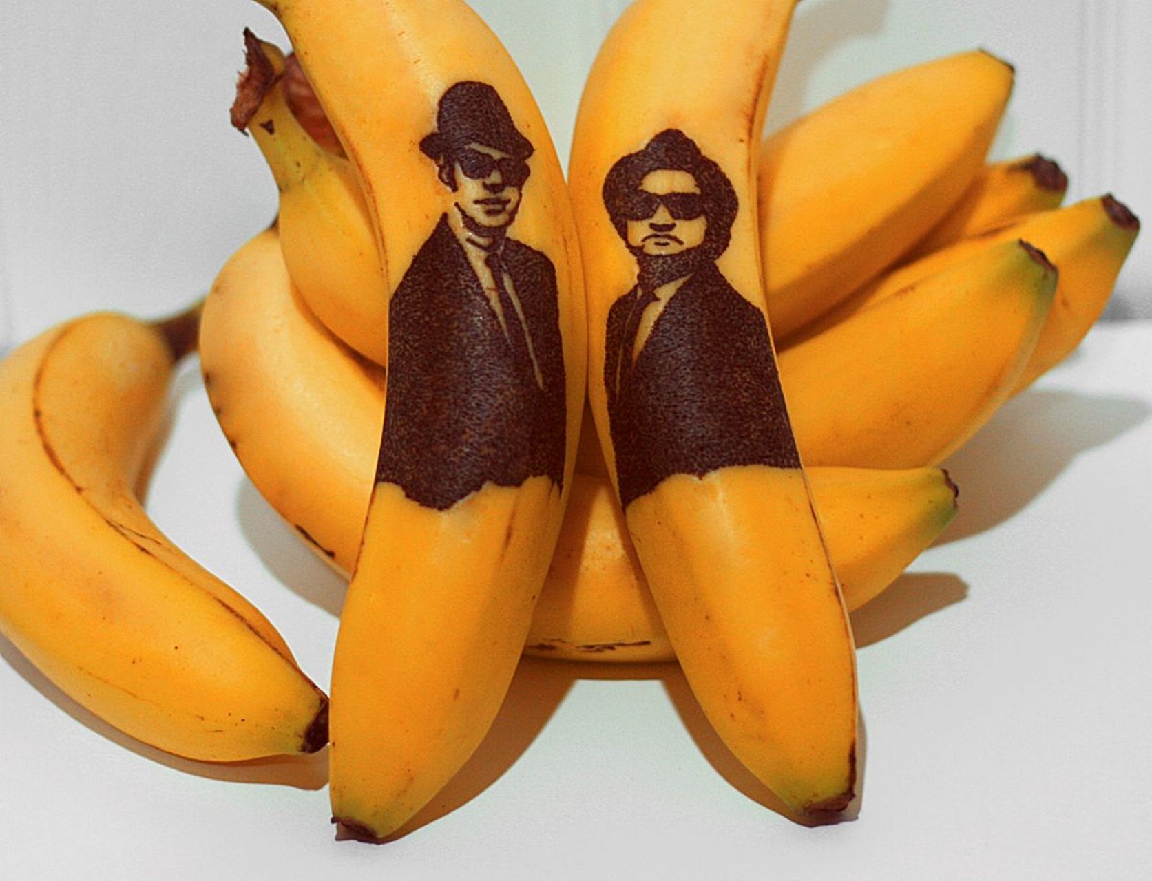 go bananas 可不是去吧香蕉,其实go bananas就是发疯的意思  2.