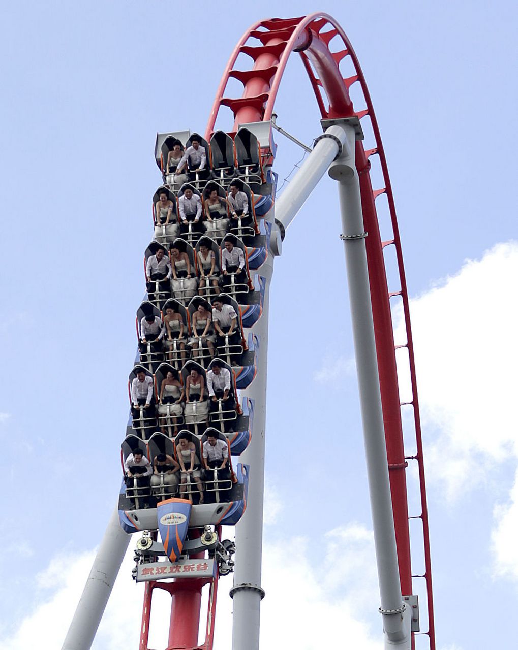 推荐项目:极速过山车,体验刺激快感;梦幻水城,享受清凉时光;魔幻剧场