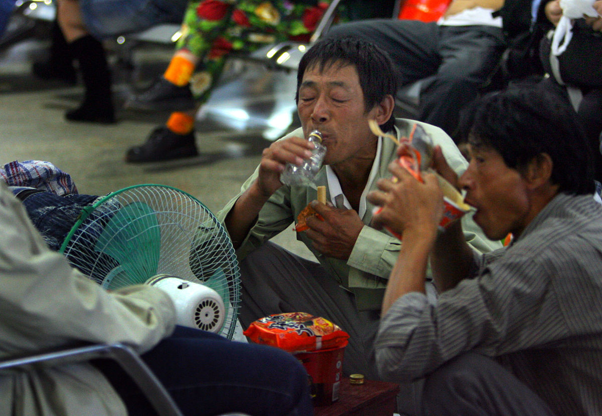 小时候看大人喝酒龇牙咧嘴的,不明白酒那么难以下咽为什么还要喝
