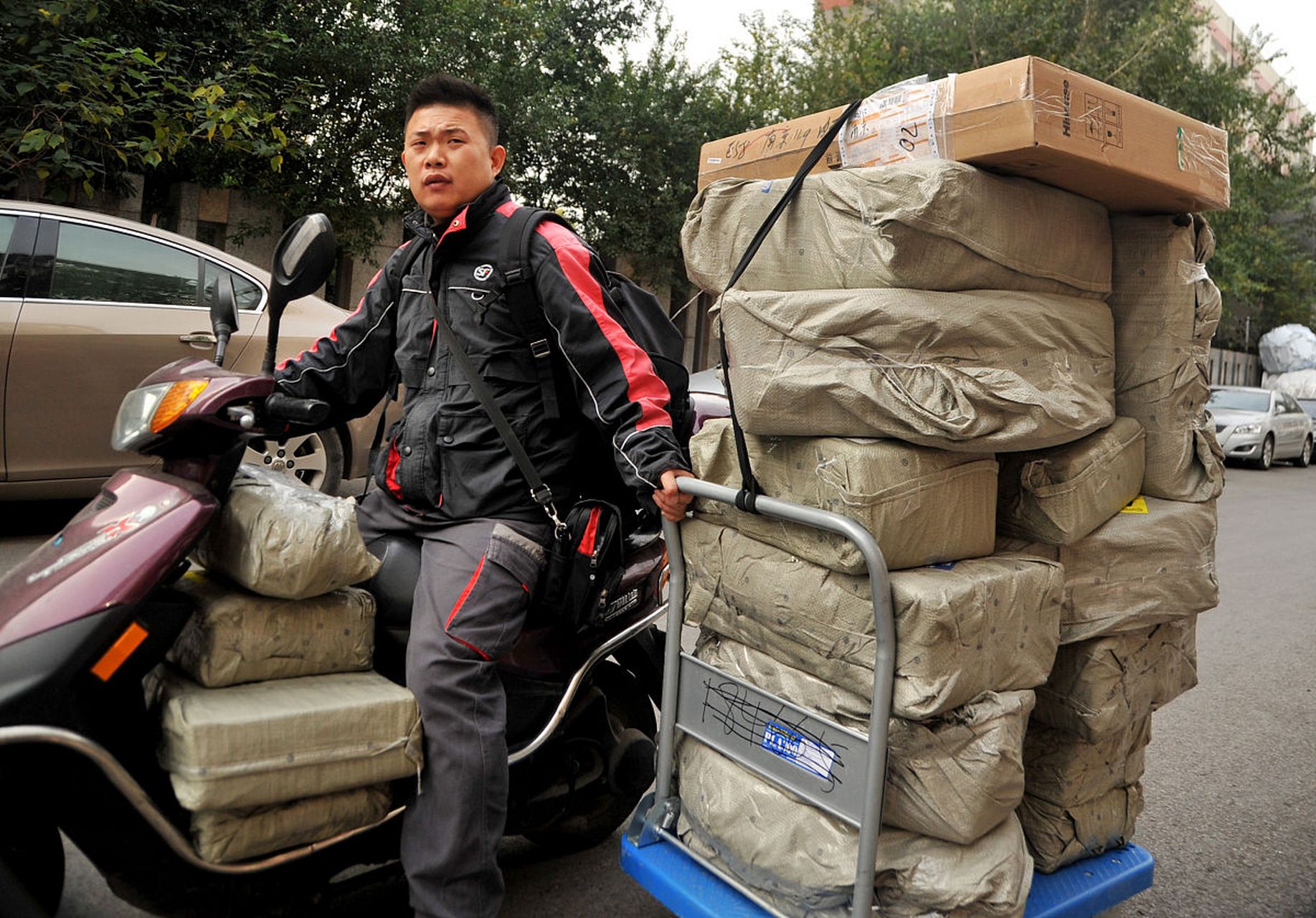 美团今天公布了数字,骑手的收入 美团745万有接单收入骑手中,全年接单