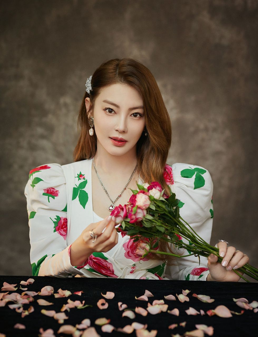 网友:这一套赛博人设真的很符合小雨的性格了.