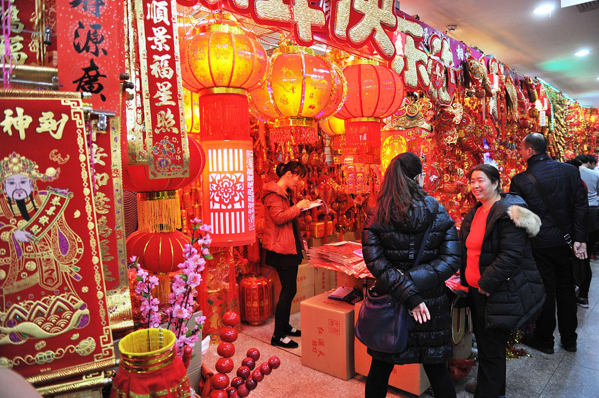 年味儿,是指中国传统文化中与春节,农历新年等节日相关的氛围和习俗.