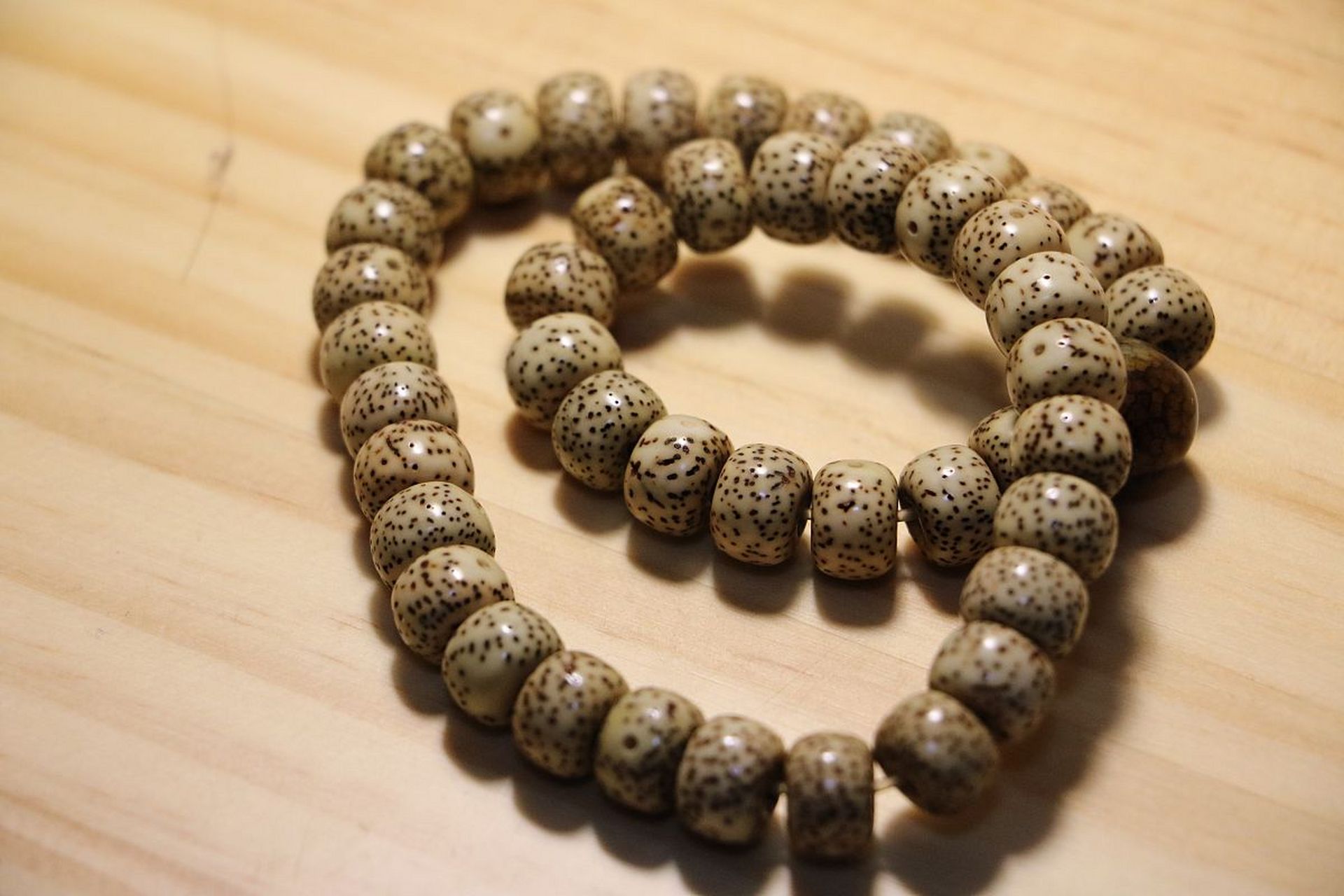 1星月菩提的好坏可以通过质地纹路和形状判断,品相好的星月菩提相撞