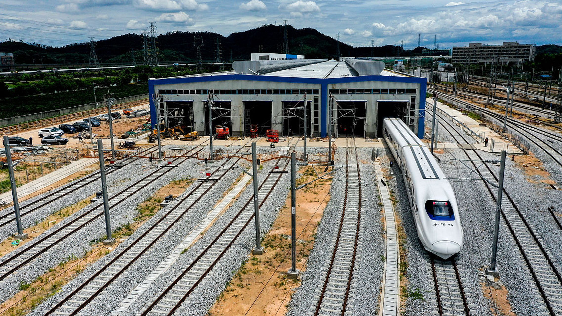 陆丰东站站房建筑面积均为9998平方米,地上三层,站场规模为2台4线.