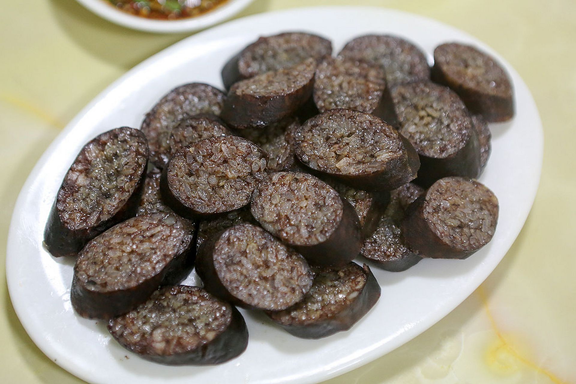 彝族腌血肠,作为凉山特色美食的代表之一,绝对是你来到这片土地上不容