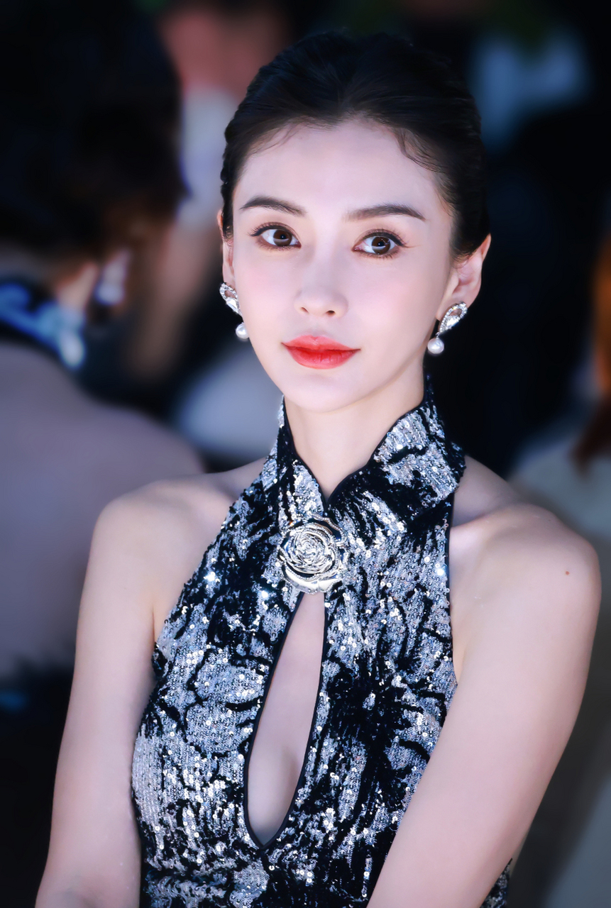 杨颖现身上海时装周,本以为是复出成功,谁想到被"老东家"《奔跑吧》官
