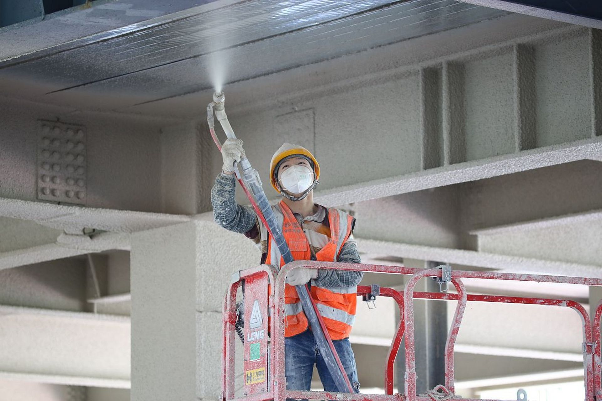 防火漆钢结构防火涂料施工步骤包括表面处理,施工方法,涂刷次数和干燥