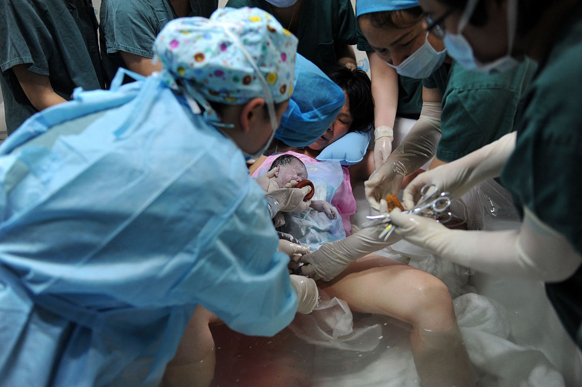 分娩是指女性怀孕期间,胎儿在子宫内发育成熟后,通过阴道分娩的过程.