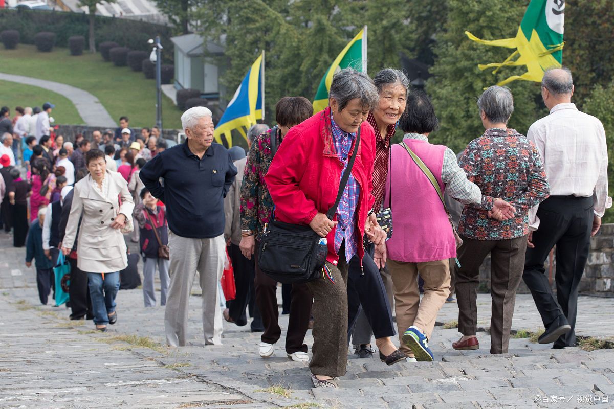 老年旅游团怎么报名,应该注意什么